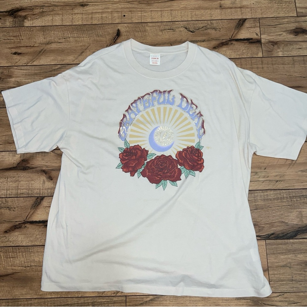 American Eagle Outfitters White Tee with Red Rose & Blue Moon Graphic